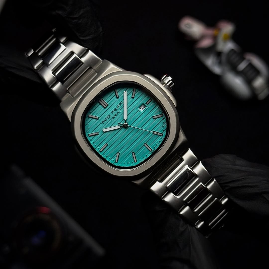 ساعة Patek Philippe Stainless Steel with Date Display سيلفر لون ميناء ابيض_اسود_اخضر_كحلي_زهري